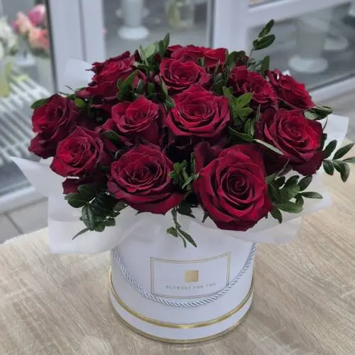 Цветы в коробке "Я ТЕБЯ ЛЮБЛЮ"