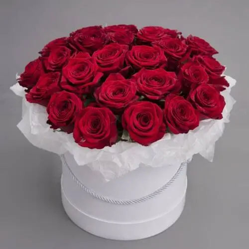 Композиция из 25 красных роз