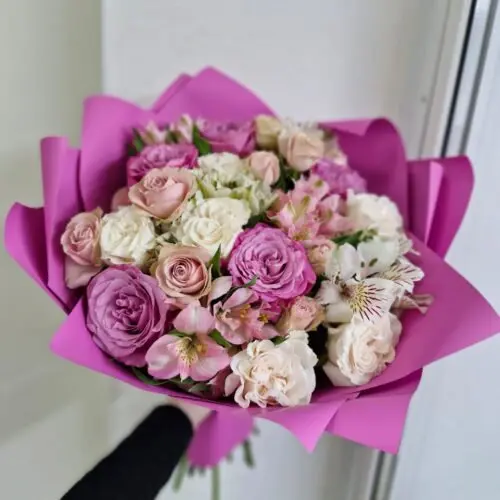 Сборный букет из роз и альстромерий