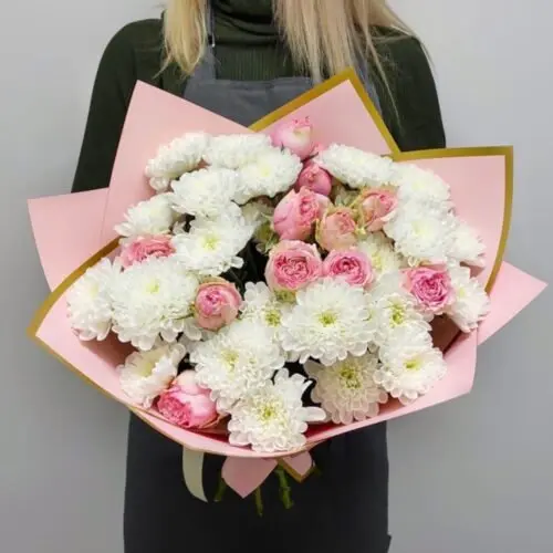 Нежный букет из кустовых роз и хризантем