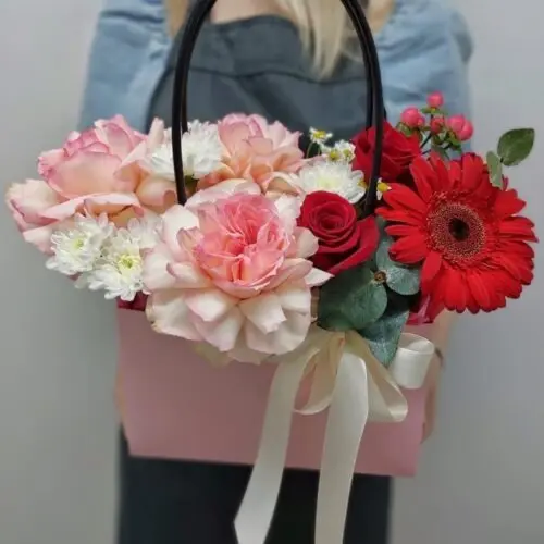 Композиция в сумочке "Цветочные контрасты"