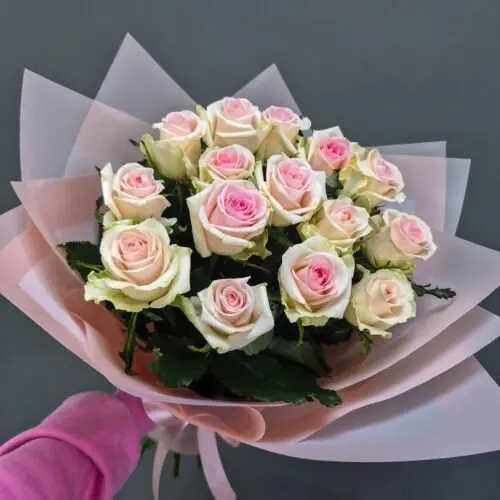 Букет 15 роз с оформлением