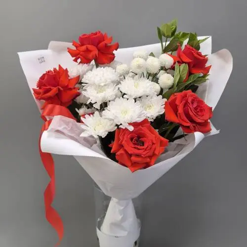 Букет из роз и хризантем