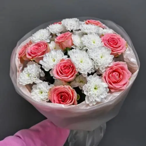 Букет из роз и хризантем в круглой упаковке