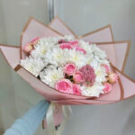 Нежный букет из кустовых роз и хризантем — фото галереи