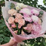 Сборный букет с пионами, розами и гвоздикой — фото галереи