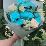Сборный букет с голубыми хризантемами, розами и альстромерией — фото галереи