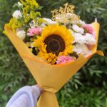 Праздничный букет с подсолнухом и топпером «1 Сентября» — фото галереи